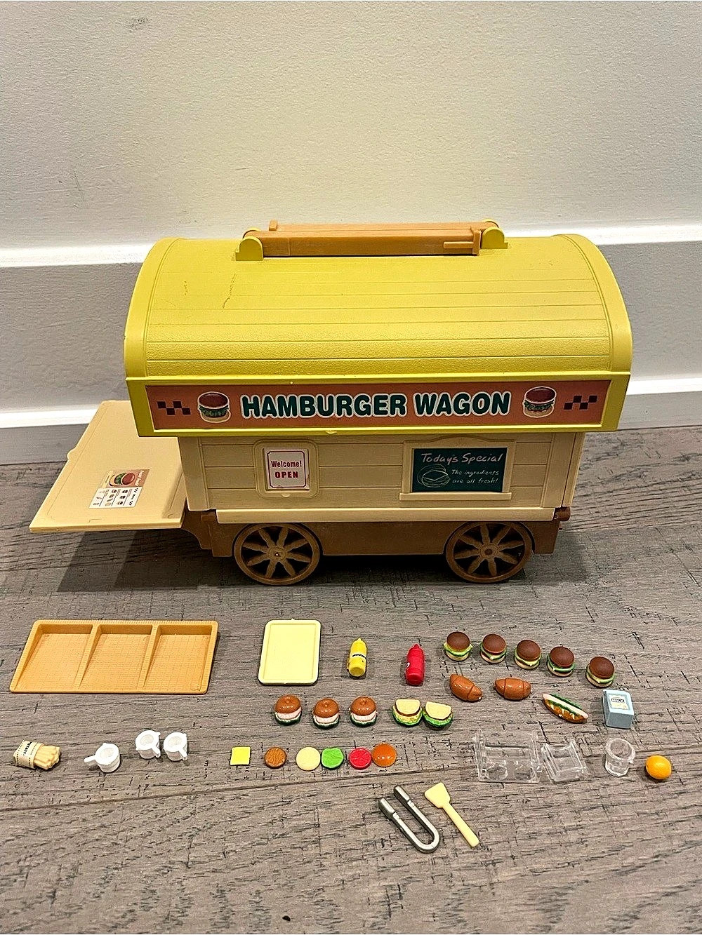 Rare Vintage Sylvanian Families Calico Critters Hamburger Wagon with Accessories